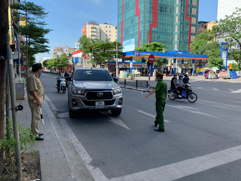 Tổ công tác kiểm tra những người điều kiển xe ô tô, xe máy