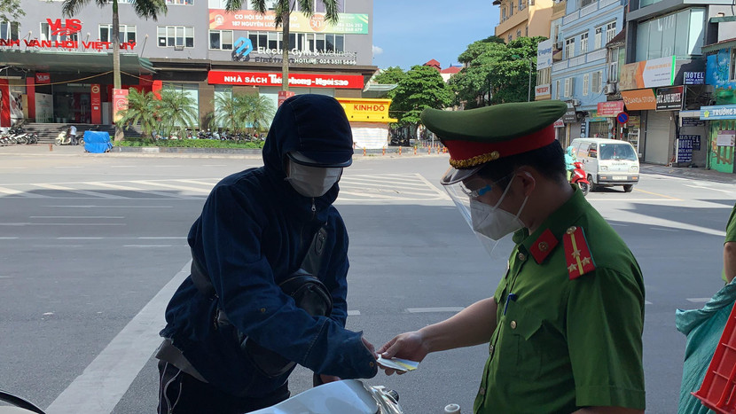 Tổ công tác tiến hành kiểm tra, tuyên truyền, nhắc nhở người dân thực hiện đúng Chỉ thị 17 của UBND thành phố