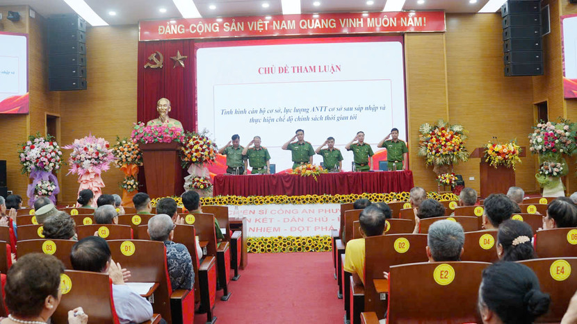 Công an phường Ô Chợ Dừa tổ chức hội nghị gặp mặt, trao đổi với nhân dân trên địa bàn