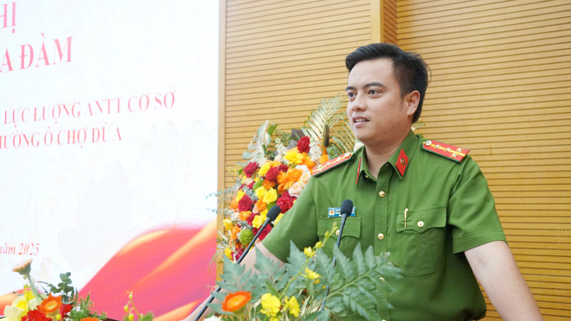 Đại úy Nguyễn Duy Tuấn Minh - Trưởng Công an phường Ô Chợ Dừa phát biểu tại hội nghị