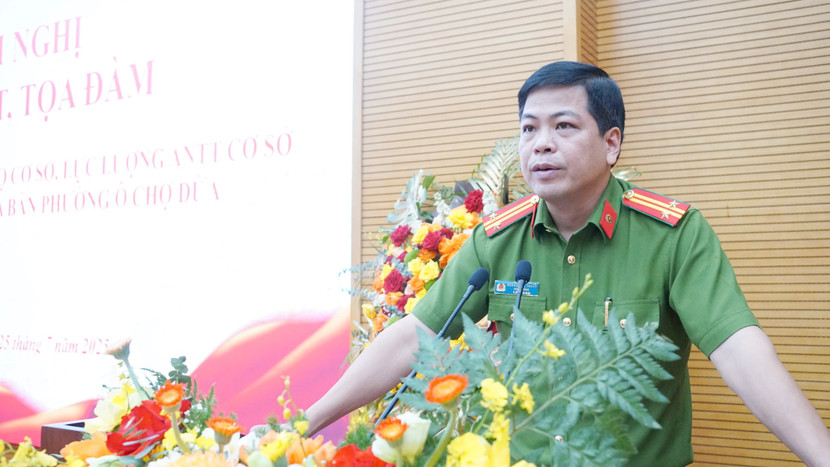 Trung tá Hoàng Văn Thành - Phó trưởng CAP phụ trách tổ Cảnh sát khu vực phát biểu tại hội nghị