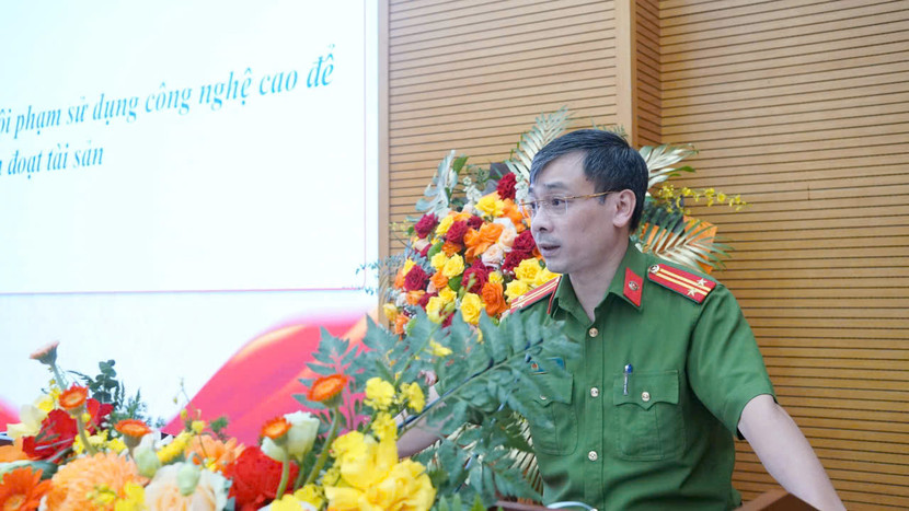 Trung tá Đinh Sỹ Hải, Phó Trưởng Công an phường giải đáp các thông tin liên quan đến công tác phòng chống tội phạm