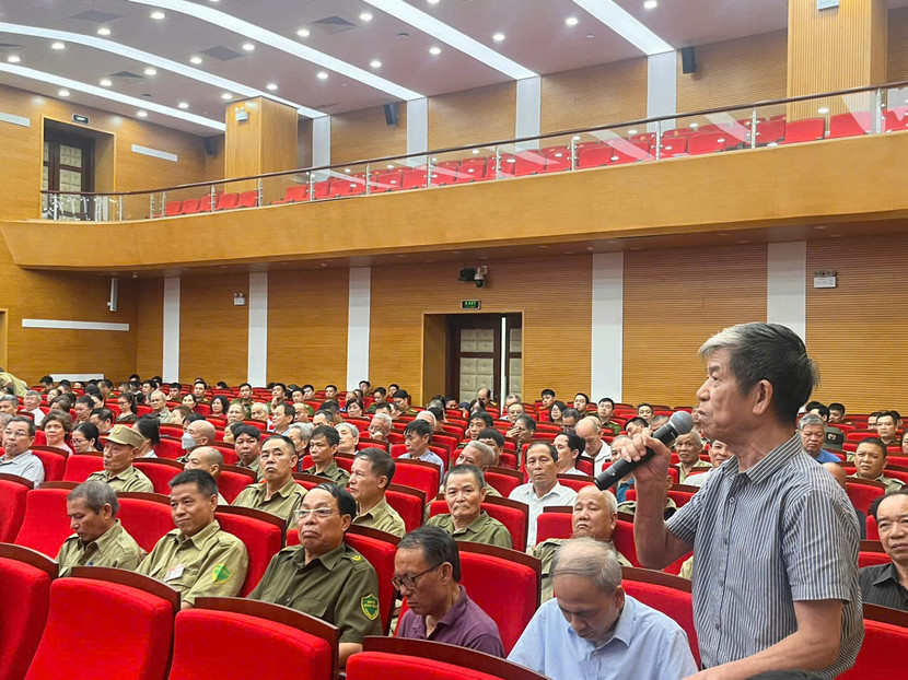 Người dân đóng góp ý kiến cho lực lượng Công an phường