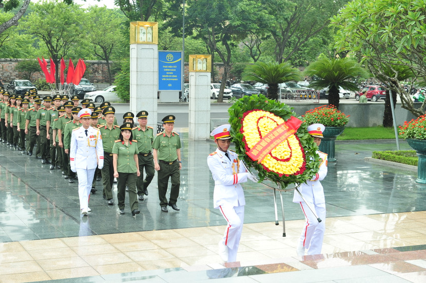 Công an cửa khẩu Cảng hàng không quốc tế Nội Bài, Cục Quản lý xuất nhập cảnh, Bộ Công an tổ chức Lễ dâng hương tại Đài tưởng niệm các Anh hùng, liệt sĩ tại đường Bắc Sơn Công an cửa khẩu Cảng hàng không quốc tế Nội Bài, Cục Quản lý xuất nhập cảnh, Bộ Công an tổ chức Lễ dâng hương tại Đài tưởng niệm các Anh hùng, liệt sĩ tại đường Bắc Sơn