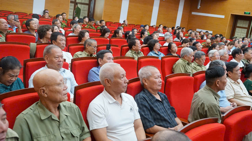 Rất đông nhân dân, cán bộ cơ sở đến dự hội nghị