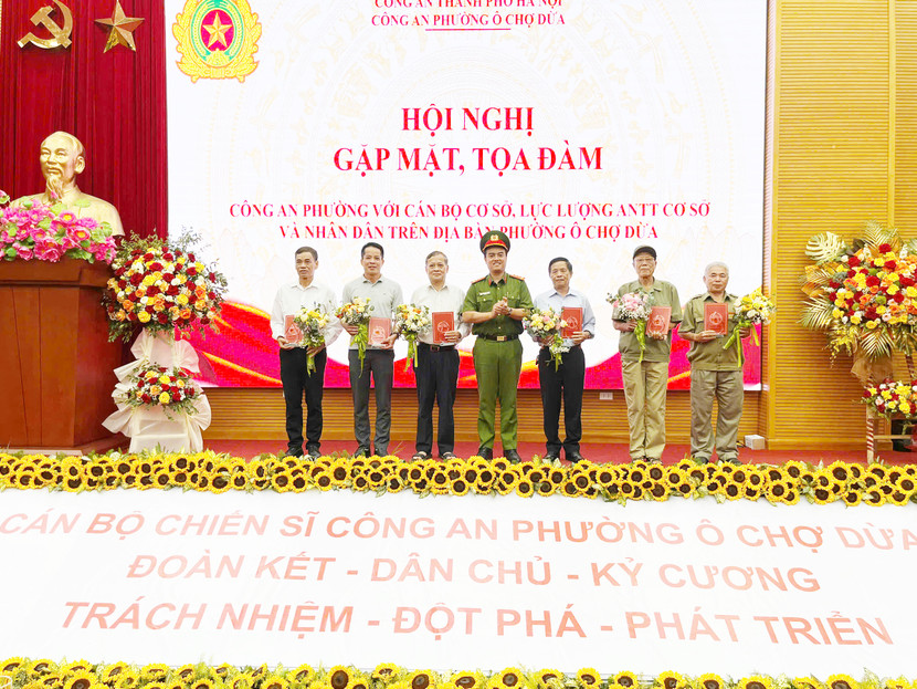 Công an phường Ô Chợ Dừa tặng kỷ niệm chương ghi nhận những đóng góp của lực lượng cơ sở, người dân trong phong trào Toàn dân bảo vệ an ninh Tổ quốc