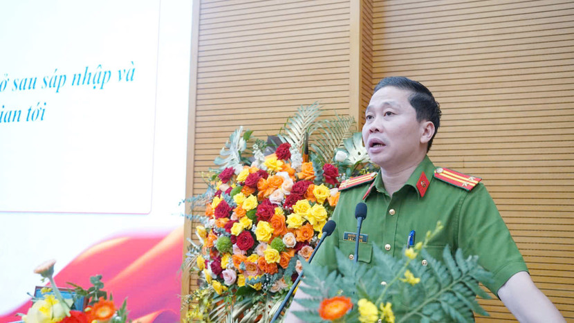 Trung tá Nguyễn Thế Anh - Phó trưởng Công an phường phụ trách tổ Tổng hợp giải đáp các thông tin