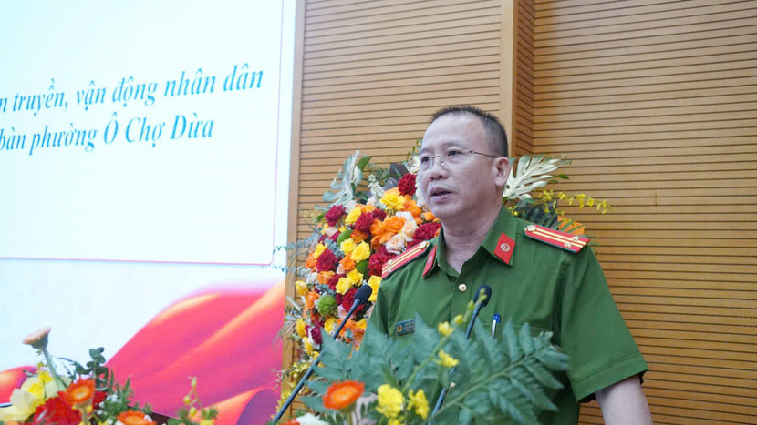 Trung tá Nguyễn Viết Thi - Phó Trưởng Công an phường trao đổi các vấn đề liên quan đến trật tự an toàn giao thông, trật tự đô thị, công cộng