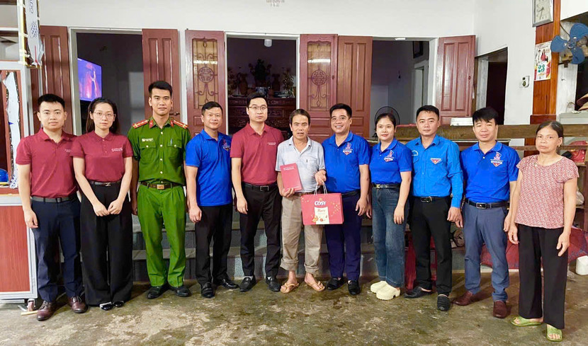 Đoàn viên Đội CC&CNCH Khu vực số 35 phối hợp với các cơ sở Đoàn thăm hỏi, tặng quà đối với thương binh, bệnh binh Đoàn viên Đội CC&CNCH Khu vực số 35 phối hợp với các cơ sở Đoàn thăm hỏi, tặng quà đối với thương binh, bệnh binh