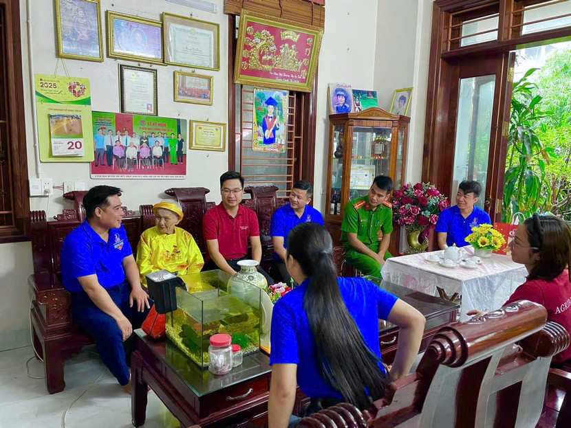 Đoàn viên Đội CC&CNCH Khu vực số 35 phối hợp với các cơ sở Đoàn thăm hỏi, tặng quà, động viên đối với mẹ Việt Nam anh hùng. Đoàn viên Đội CC&CNCH Khu vực số 35 phối hợp với các cơ sở Đoàn thăm hỏi, tặng quà, động viên đối với mẹ Việt Nam anh hùng.