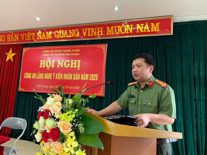 Thượng tá Nguyễn Tiến Thắng, Phó Trưởng Công an quận Thanh Xuân phát biểu khai mạc hội nghị Thượng tá Nguyễn Tiến Thắng, Phó Trưởng Công an quận Thanh Xuân phát biểu khai mạc hội nghị