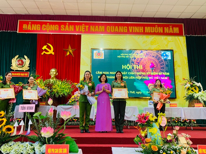 Đồng chí Đoàn Thùy Linh, Phó Chủ tịch Hội phụ nữ Công an Hà NôỊ trao giải cho các đội thi