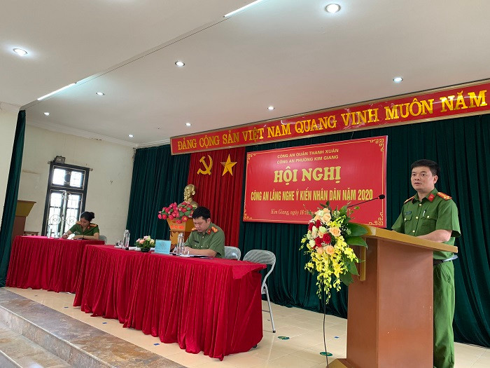 Trung tá Lê Anh Tuấn, Trưởng Công an phường Kim Giang tiếp thu, giải đáp các vấn đề người dân nêu Trung tá Lê Anh Tuấn, Trưởng Công an phường Kim Giang tiếp thu, giải đáp các vấn đề người dân nêu