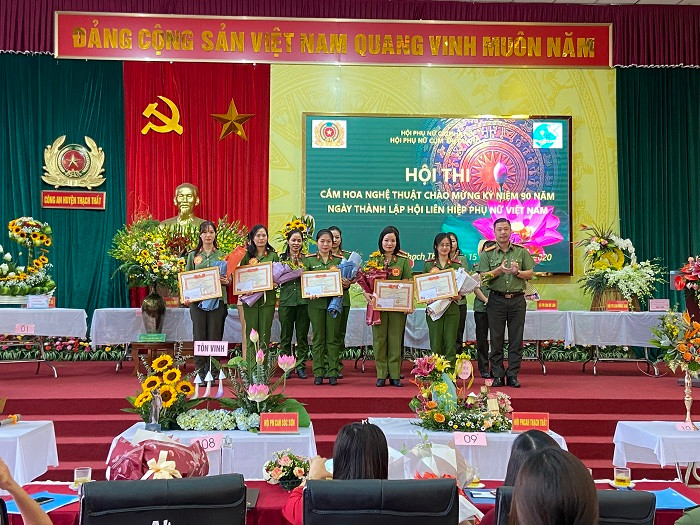 Ban tổ chức trao tặng giải thưởng cho các đơn vị xuất sắc