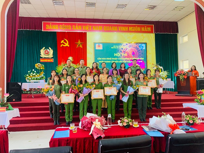 Đại diện 10 đội thi chụp ảnh lưu niệm cùng Ban tổ chức