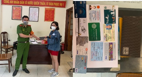 Lực lượng Công an trả lại tài sản đánh rơi cho cô gái Lực lượng Công an trả lại tài sản đánh rơi cho cô gái