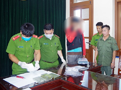 Lý Văn Tạ và số tang vật bị thu giữ Lý Văn Tạ và số tang vật bị thu giữ