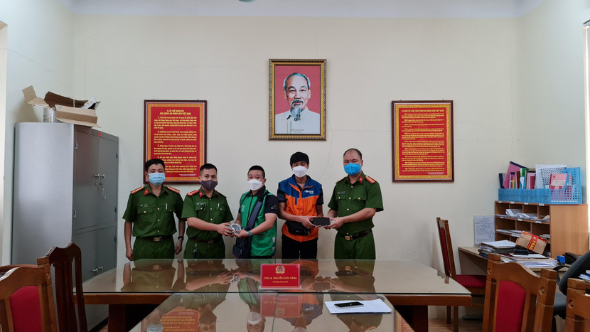Cơ quan Công an trao trả tài sản cho 2 shipper Cơ quan Công an trao trả tài sản cho 2 shipper