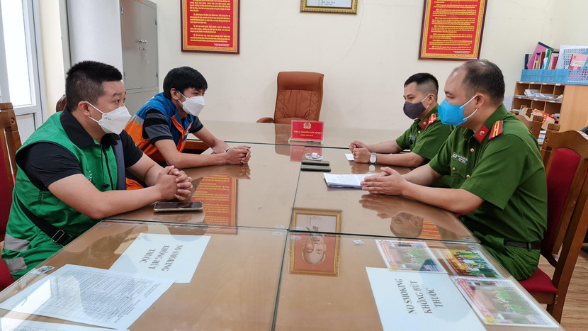 Công an xã Hữu Bằng làm việc với 2 shipper bị lừa đảo chiếm đoạt tài sản Công an xã Hữu Bằng làm việc với 2 shipper bị lừa đảo chiếm đoạt tài sản