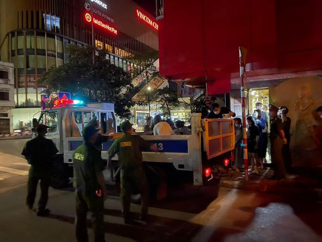 Cơ quan chức năng đưa những người liên quan tụ tập trong quán hát về trụ sở để xử lý