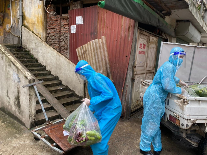 Chuẩn bị sẵn sàn các nhu yếu phẩm mang tới tận nhà cho người dân trong vùng phong tỏa