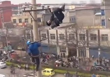 Say rượu, vắt vẻo đánh đu trên…dây điện cao áp ảnh 1 Say rượu, vắt vẻo đánh đu trên…dây điện cao áp ảnh 1