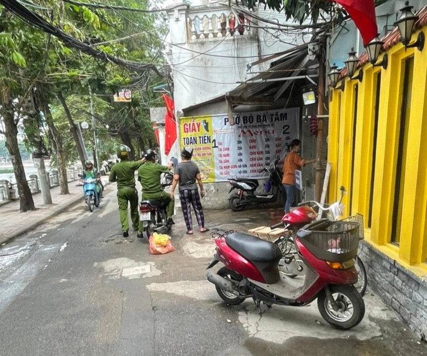Công an phường Ô Chợ Dừa duy trì tuần tra, nhắc nhở người dân không vi phạm trật tự đô thị quanh khu vực hồ Hoàng Cầu