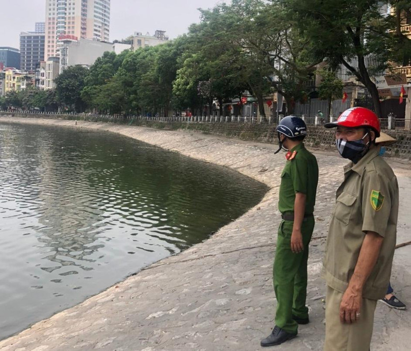 Lực lượng chức năng phường Ô Chợ Dừa, quận Đống Đa "cắm chốt" không để người dân tập thể dục quanh hồ Hoàng Cầu, phòng chống dịch Covid -19