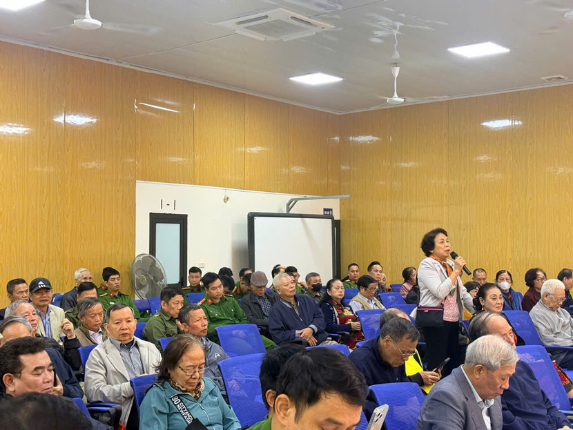 Người dân trên địa bàn phường Láng đóng góp ý kiến cho Công an phường