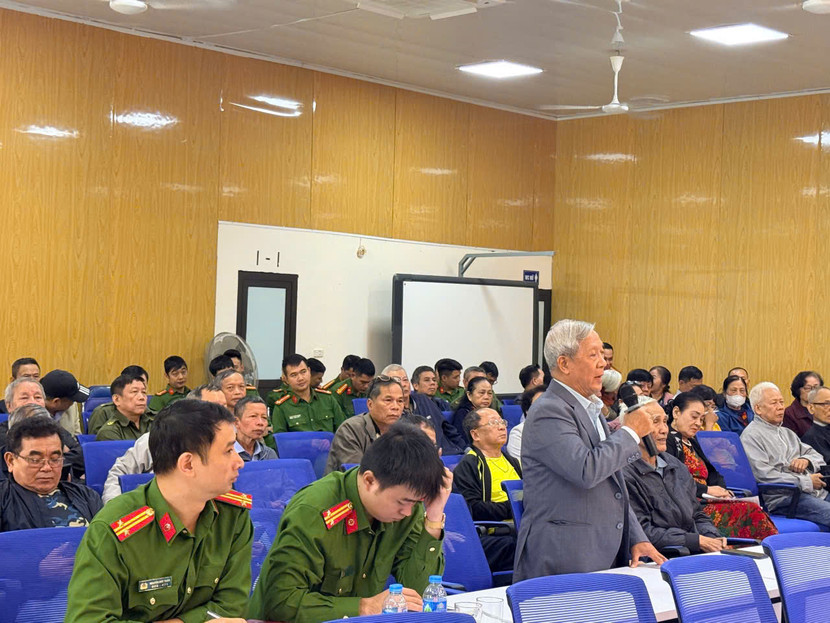 Đại diện các cơ quan, tổ chức, cá nhân trên địa bàn phường thảo luận, góp ý về kết quả đảm bảo an ninh, trật tự trên địa bàn và đánh giá chất lượng công tác của lực lượng Cảnh sát khu vực Công an phường.