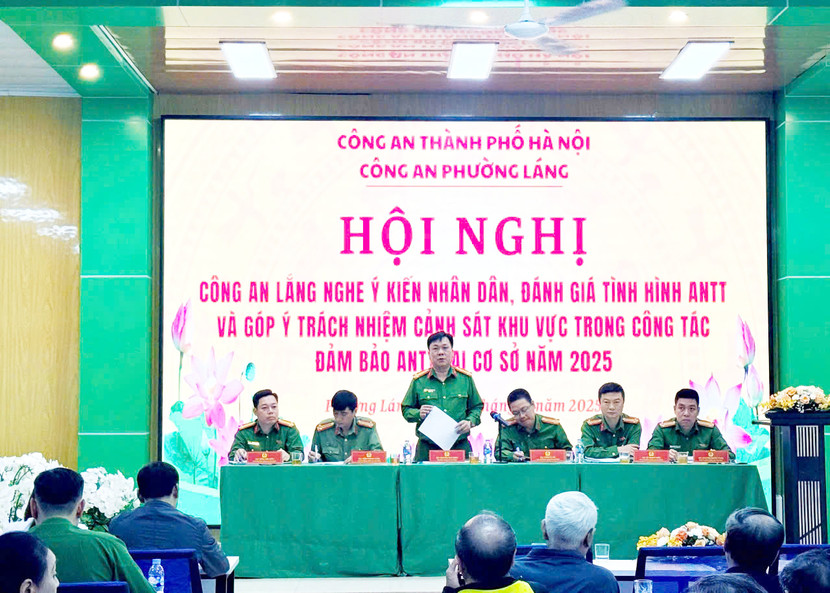 Đồng chí Trưởng Công an phường điều hành phần thảo luận