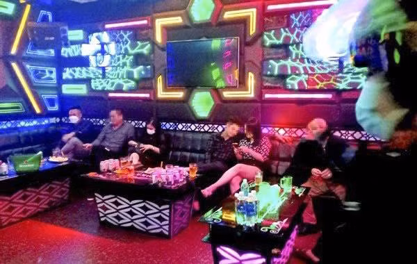 Nhóm người tụ tập trong quán karaoke