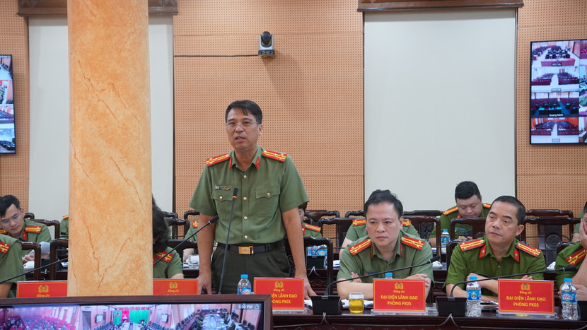 Thượng tá Hoàng Trọng Chung, Phó Trưởng phòng Tổ chức cán bộ giải đáp vướng mắc về nội dung liên quan đến công tác cán bộ