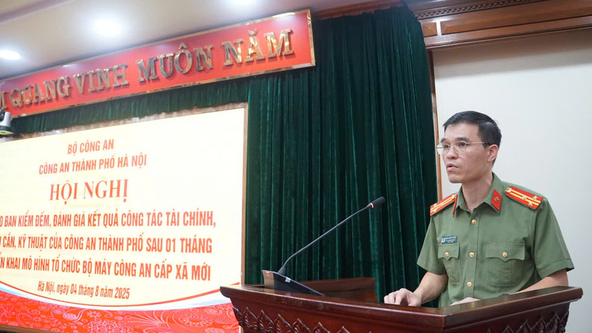 Thượng tá Dương Minh Tuyến - Phó trưởng Phòng Tham mưu CATP báo cáo tóm tắt kết quả công tác tài chính, hậu cần, kỹ thuật của CATP sau một tháng triển khai mô hình tổ chức bộ máy Công an cấp xã mới