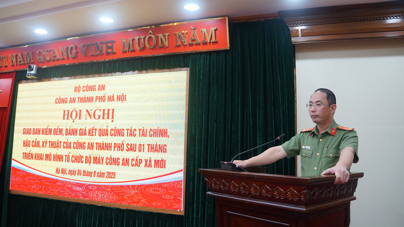 Thượng tá Tạ Quốc Dũng - Trưởng Phòng Hậu cần CATP hướng dẫn, giải đáp các vấn đề liên quan công tác hậu cần