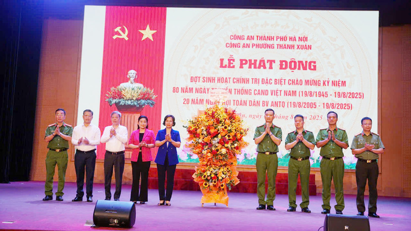 Đảng ủy, HĐND, UBND, MTTQ Việt Nam phường Thanh Xuân tặng hoa chúc mừng CBCS Công an phường