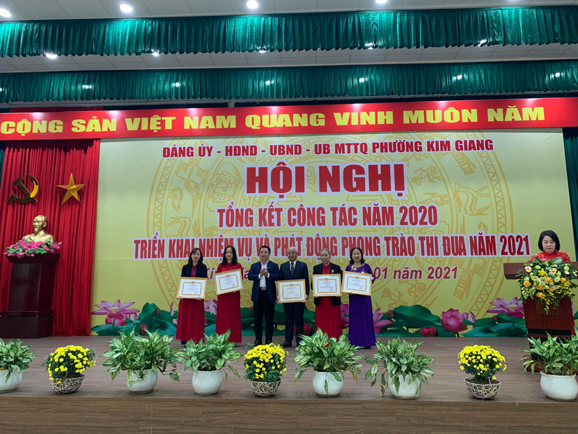 Các tập thể, cá nhân có thành tích xuất sắc được khen thưởng