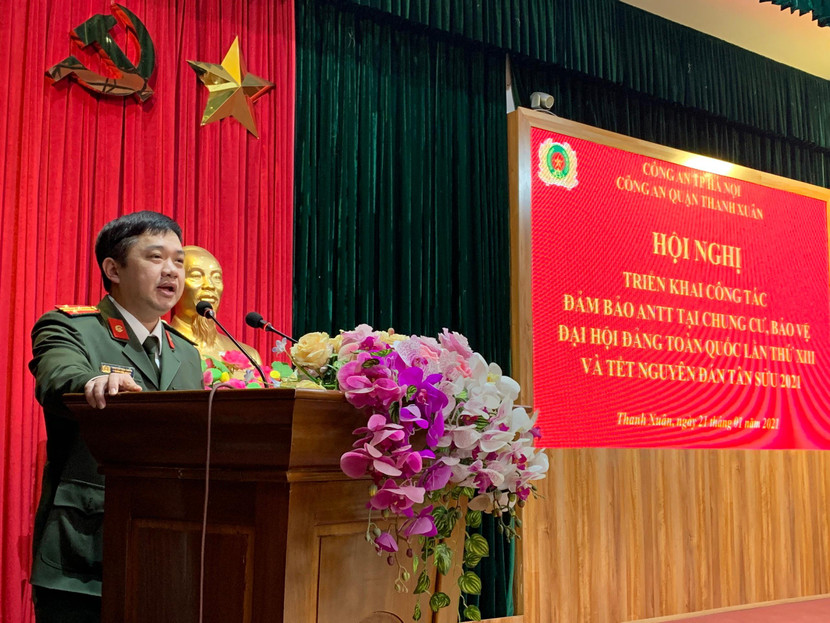 Thượng tá Nguyễn Tiến Thắng - Phó Trưởng Công an quận Thanh Xuân phát biểu tại hội nghị