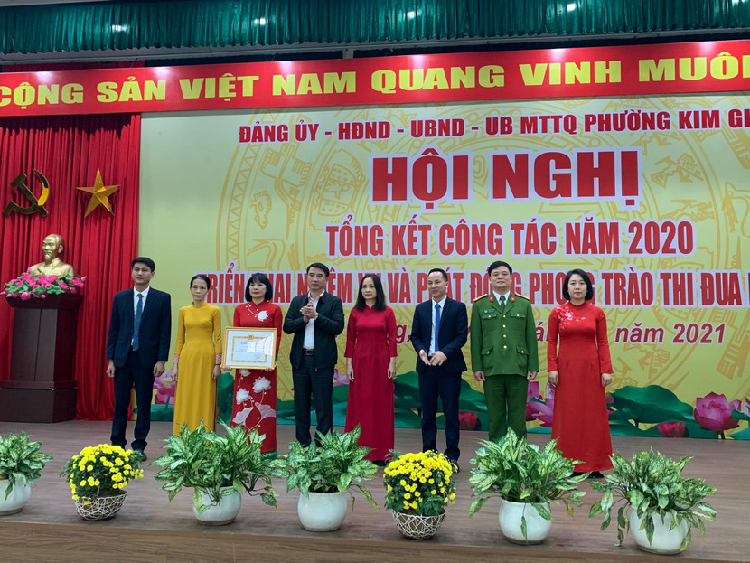 Đồng chí Nguyễn Xuân Lưu - Bí thư quận ủy, Chủ tịch UBND quận Thanh Xuân chúc mừng Đảng bộ phường Kim Giang đạt Đảng bộ trong sạch, xuất sắc, tiêu biểu