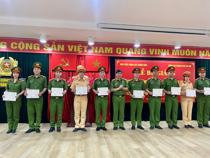Thiếu tướng, GS. TS Nguyễn Đắc Hoan - Phó Bí thư Đảng uỷ, Phó Giám đốc Học viện CSND trao bằng tốt nghiệp cho các học viên