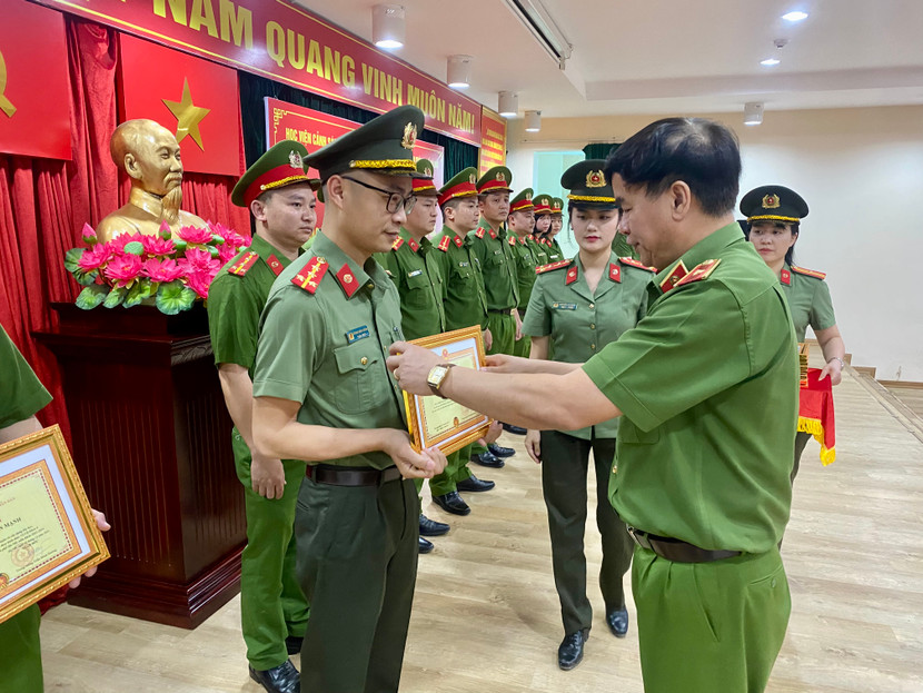 Trao giấy khen cho các học viên xuất sắc