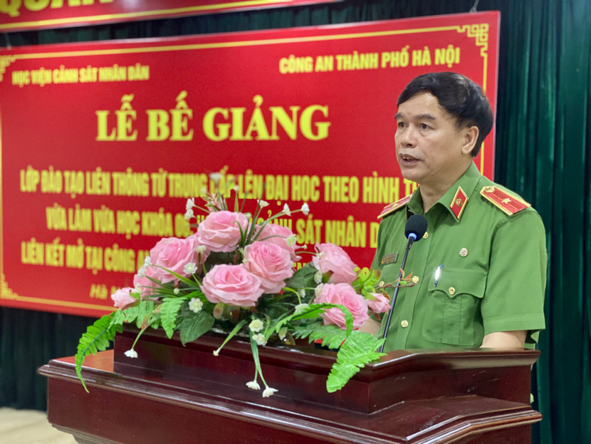 Thiếu tướng, GS. TS Nguyễn Đắc Hoan - Phó Bí thư Đảng uỷ, Phó Giám đốc Học viện CSND phát biểu tại buổi lễ