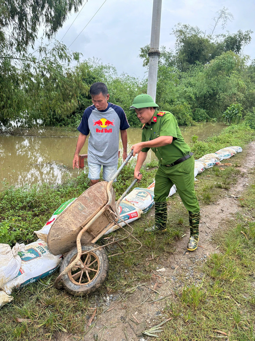 Cùng người dân hộ đê, bảo vệ an toàn cho nhân dân