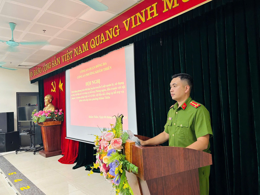 Theo Chỉ huy Công an phường Khâm Thiên, đơn vị đã vận động, thu hồi được 2 khóa số 8, 3 dao kiếm và 1 quả lựu đạn Theo Chỉ huy Công an phường Khâm Thiên, đơn vị đã vận động, thu hồi được 2 khóa số 8, 3 dao kiếm và 1 quả lựu đạn