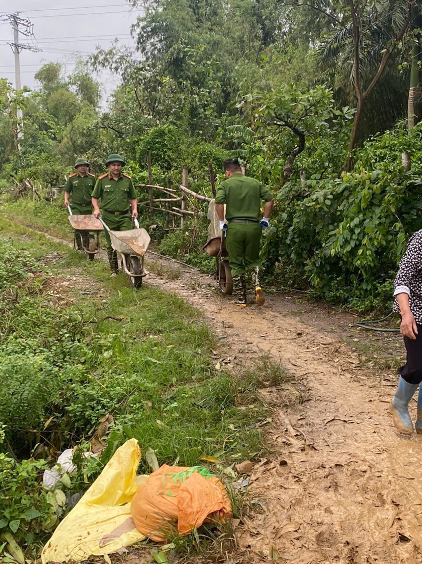 Những chiếc "xe rùa" chở đất được khẩn trương di chuyển tôn cao đê