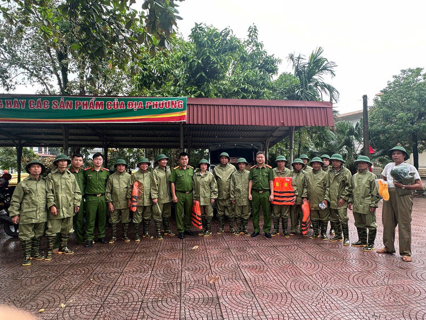 Các lực lượng sẵn sàng thực hiện nhiệm vụ hỗ trợ nhân dân, ngăn lũ