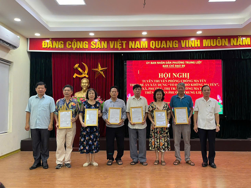 Trao quyết định công nhận "Tổ dân phố không ma túy" cho 6 tổ dân phố trên địa bàn phường Trung Liệt