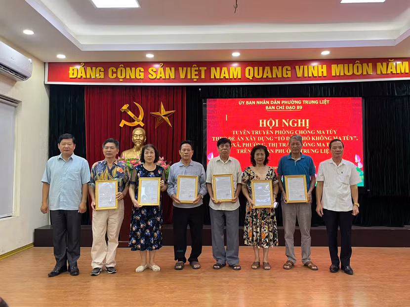 Trao quyết định công nhận "Tổ dân phố không ma túy" cho 6 tổ dân phố trên địa bàn phường Trung Liệt