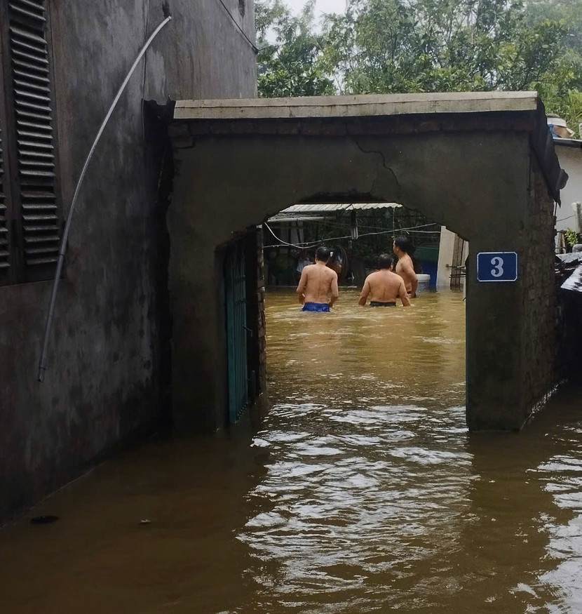 Di dời một số hộ dân bị ngập sâu do nước sông Tích dâng nhanh tại xã Kim Quan Di dời một số hộ dân bị ngập sâu do nước sông Tích dâng nhanh tại xã Kim Quan