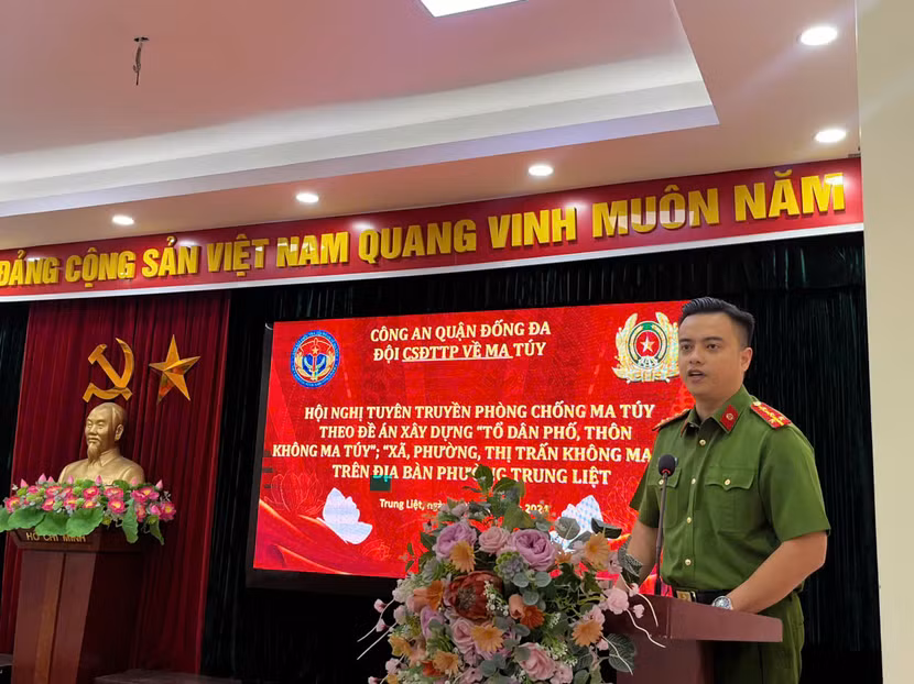 Đại úy Nguyễn Duy Tuấn Minh - Đội trưởng Đội Cảnh sát điều tra tội phạm về ma túy Công an quận Đống Đa phát biểu tại hội nghị
